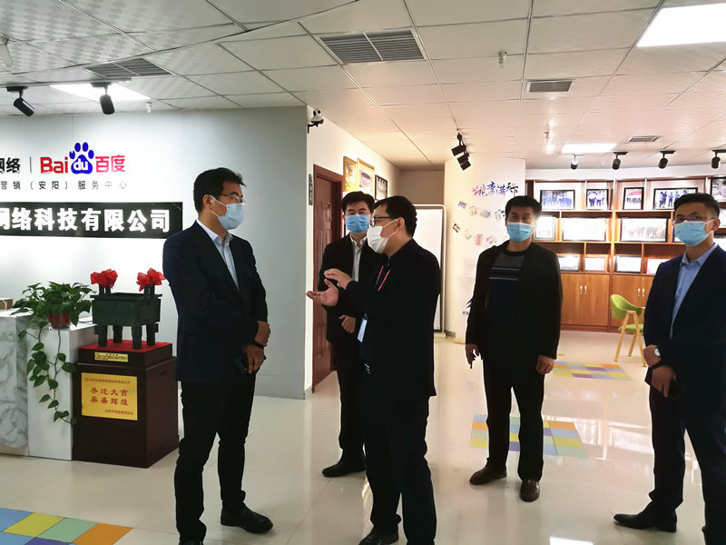 安陽市商務(wù)局副局長張躍勇，攜同天津伍創(chuàng)電子商務(wù)有限公司李富民一行蒞臨安陽青峰網(wǎng)絡(luò)參觀指導(dǎo)?。? /></a></div>
                	<div   id=